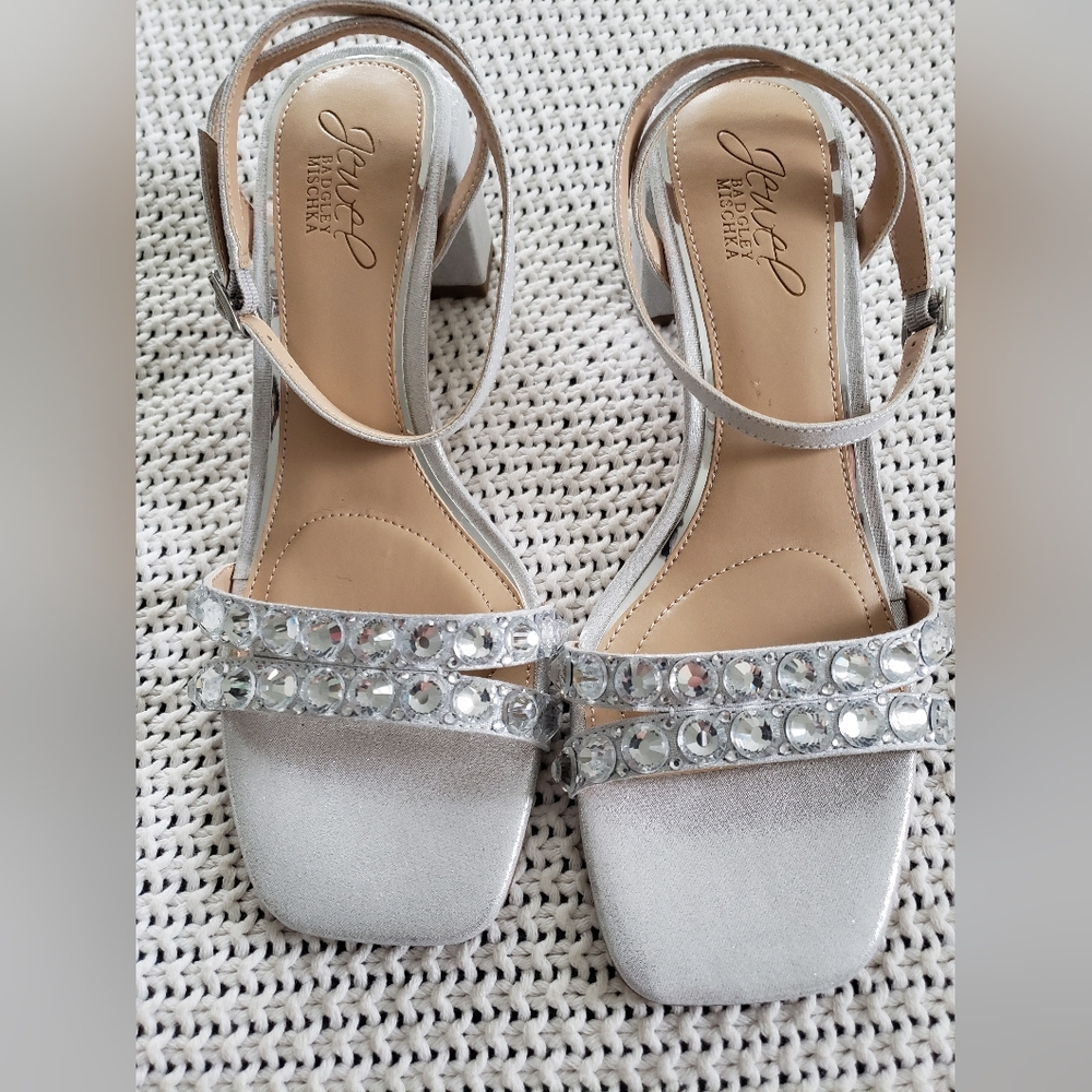 Jewel by Badgley Mischka Silver Sandals with Crystal Embellishments Size 6 1/2